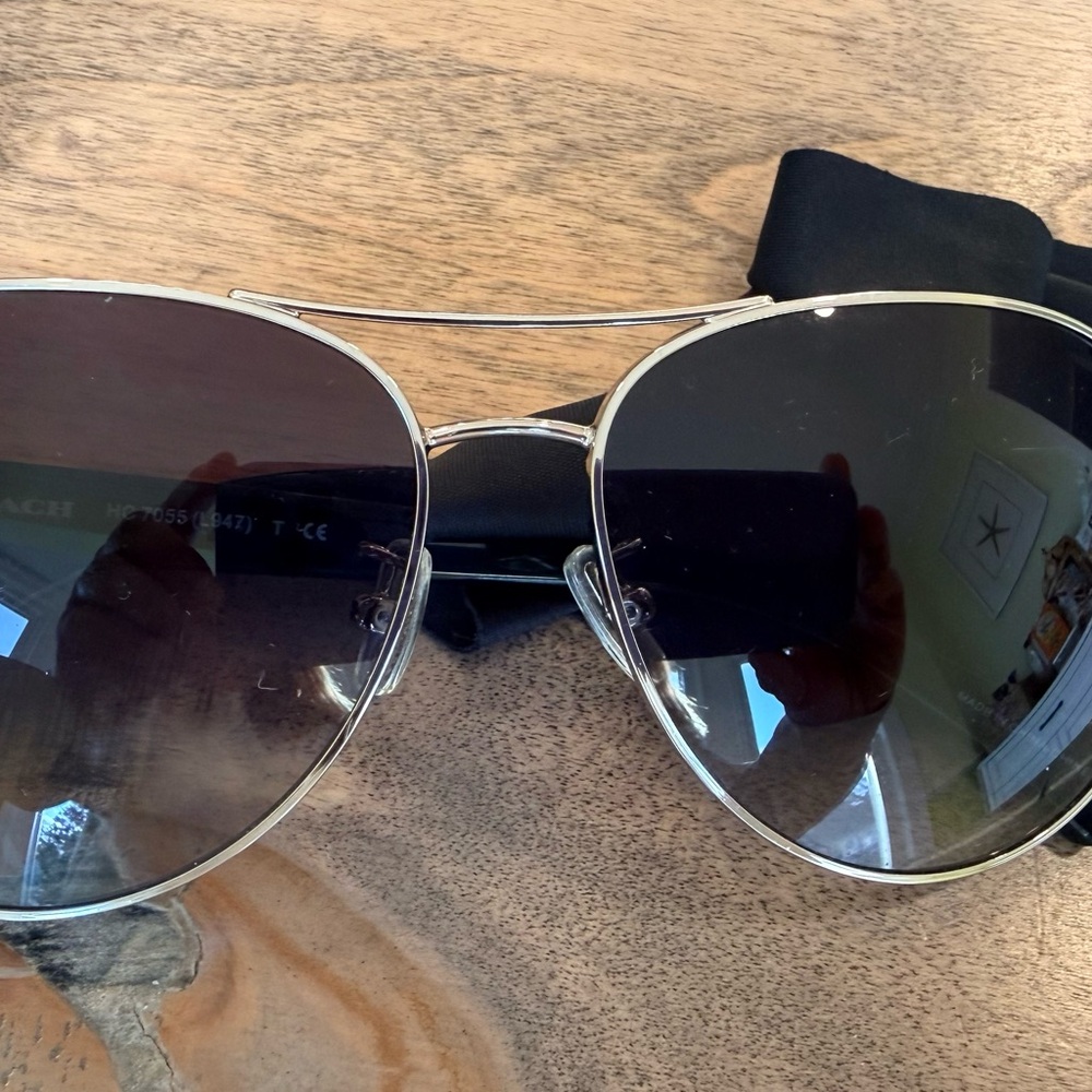 Coach HC7055 Aviator Sunglasses Gold Frame Gradient Lenses w Case and Lens wipe - Picture 3 of 5